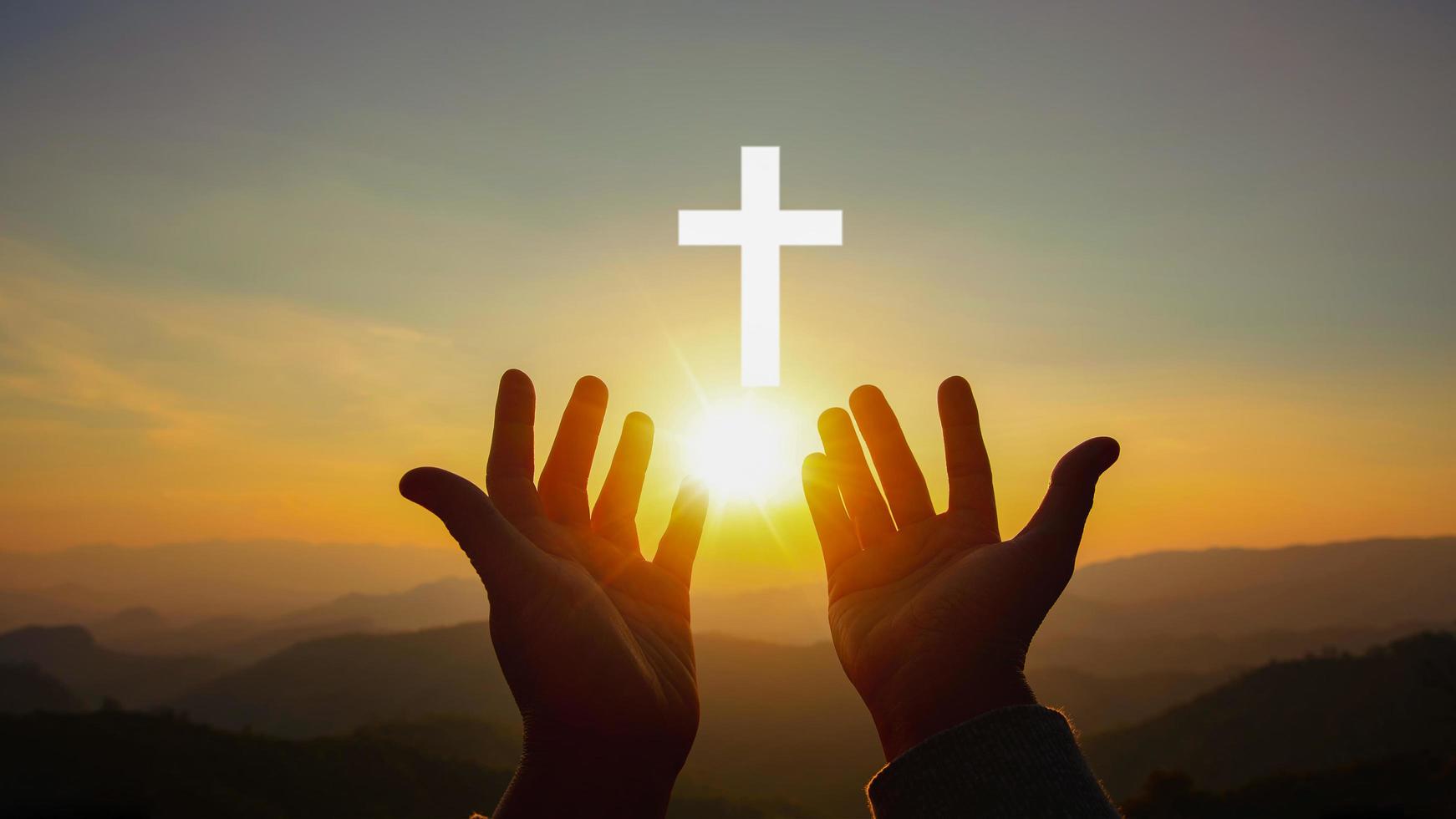 Jóvenes de AlzaTuVozCristiana alzando su voz por la fe en actividad comunitaria en Medellín